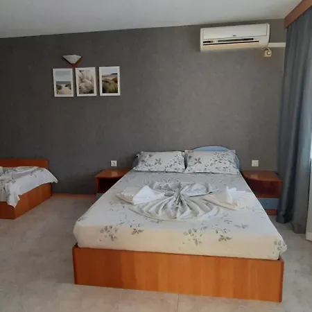 Laguna בית הארחה 2*